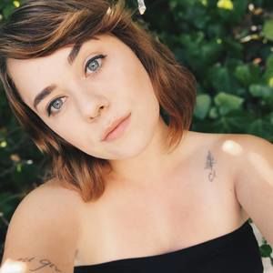 Meet your Posher, Júlia